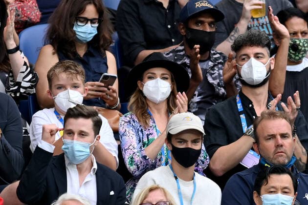 TENNIS AUSTRALIAN OPEN, Australian singer Danii Minogue (centre) watches on during the Women?s singles final between Ashleigh Barty of Australia and Danielle Collins of the USA on Day 13 of the Australian Open, at Melbourne Park, in Melbourne, Saturday, January 29, 2022. ( NO ARCHIVING, EDITORIAL USE ONLY, NO USE IN BOOKS WITHOUT CONSENT MELBOURNE VIC AUSTRALIA  Copyright: xJOELxCARRETTx 20220129001618072965