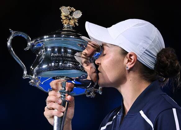 Mandatory Credit: Photo by James Gourley Shutterstock (12778010cs) Ashleigh Barty with the Daphne Akhurst Memorial Cup after victory in the Women s Singles Final Australian Open, Day Thirteen, Tennis, Melbourne Park, Melbourne, Australia - 29 Jan 2022 Australian Open, Day Thirteen, Tennis, Melbourne Park, Melbourne, Australia - 29 Jan 2022  Copyright: xJamesxGourley Shutterstockx 12778010cs