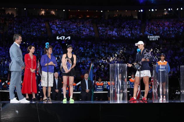 (220129) -- MELBOURNE, Jan. 29, 2022 -- Ashleigh Barty (2nd R) of Australia speaks with the championship trophy after winning the women s singles final match against Danielle Collins of the United States at Australian Open in Melbourne, Australia, on Jan. 29, 2022. ) (SP)AUSTRALIA-MELBOURNE-TENNIS-AUSTRALIAN OPEN-WOMEN S SINGLES-FINAL BaixXuefei 