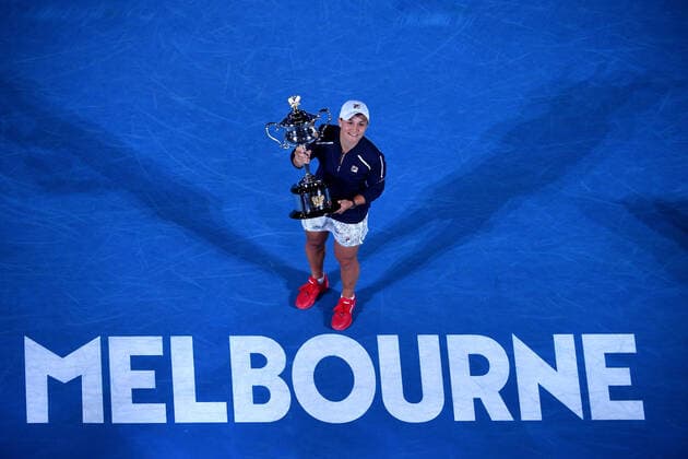 TENNIS AUSTRALIAN OPEN, Ashleigh Barty of Australia holds the Daphne Akhurst Memorial Cup after winning the Women?s singles final against Danielle Collins of the USA on Day 13 of the Australian Open, at Melbourne Park, in Melbourne, Saturday, January 29, 2022. ( NO ARCHIVING, EDITORIAL USE ONLY, NO USE IN BOOKS WITHOUT CONSENT MELBOURNE VIC AUSTRALIA  Copyright: xJAMESxROSSx 20220129001618089970