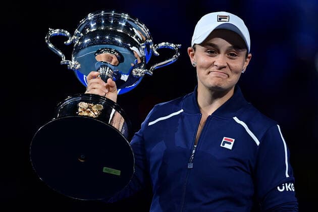TENNIS AUSTRALIAN OPEN, Ashleigh Barty of Australia holds the Daphne Akhurst Memorial Cup after winning the Women?s singles final against Danielle Collins of the USA on Day 13 of the Australian Open, at Melbourne Park, in Melbourne, Saturday, January 29, 2022. ( NO ARCHIVING, EDITORIAL USE ONLY, NO USE IN BOOKS WITHOUT CONSENT MELBOURNE VICTORIA AUSTRALIA  Copyright: xJOELxCARRETTx 20220129001618090613