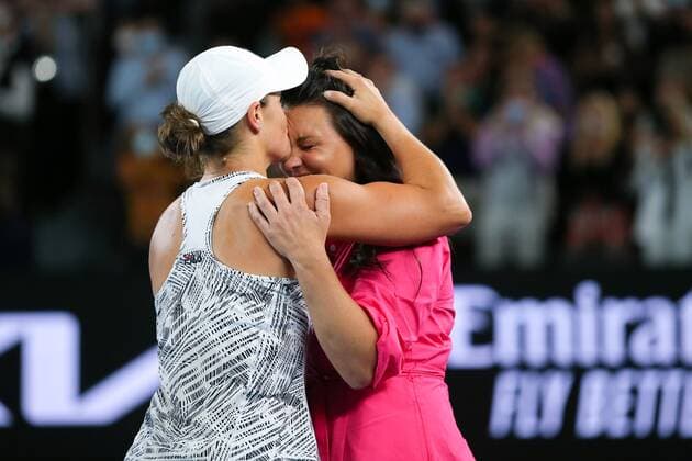 Mandatory Credit: Photo by Ella Ling Shutterstock (12778013cf) Ashleigh Barty embraces Casey Dellacqua after victory in the Women s Singles final Australian Open, Day Thirteen, Tennis, Melbourne Park, Melbourne, Australia - 29 Jan 2022 Australian Open, Day Thirteen, Tennis, Melbourne Park, Melbourne, Australia - 29 Jan 2022 Copyright: xEllaxLing Shutterstockx 12778013cf