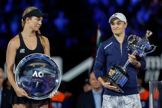 Finalistin Danielle Collins und Siegerin Ash Barty mit dem Pokal, Trophäe, Siegerehrung, Praesentation Tennis - Australian Open 2022 - Grand Slam - Melbourne Park - Melbourne - Victoria - Australia - 29 January 2022. Copyright: xJuergenxHasenkopfx
