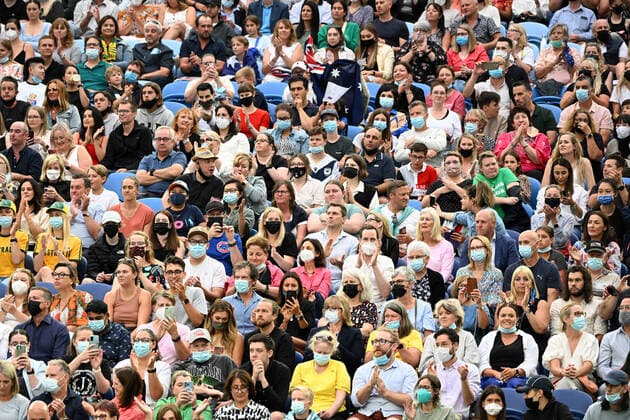 TENNIS AUSTRALIAN OPEN, Spectators are seen in the crowd during the Women?s singles final between Ashleigh Barty of Australia and Danielle Collins of the USA on Day 13 of the Australian Open, at Melbourne Park, in Melbourne, Saturday, January 29, 2022. ( NO ARCHIVING, EDITORIAL USE ONLY, NO USE IN BOOKS WITHOUT CONSENT MELBOURNE VIC AUSTRALIA  Copyright: xDAVExHUNTx 20220129001618092768