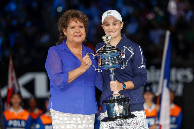 Tennis Legende Evonne Goolagong-Cawley ueberreicht den Pokal, Trophäe an die Siegerin Ash Barty, Siegerehrung, Praesentation Tennis - Australian Open 2022 - Grand Slam - Melbourne Park - Melbourne - Victoria - Australia - 29 January 2022. Copyright: xJuergenxHasenkopfx