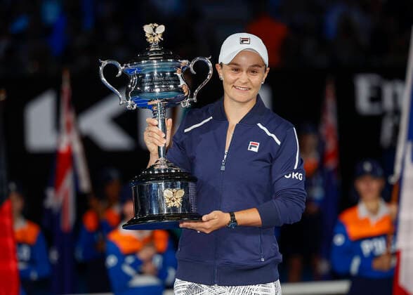 Siegerin Ash Barty haelt den Pokal, Trophäe, Siegerehrung, Praesentation Tennis - Australian Open 2022 - Grand Slam - Melbourne Park - Melbourne - Victoria - Australia - 29 January 2022. Copyright: xJuergenxHasenkopfx