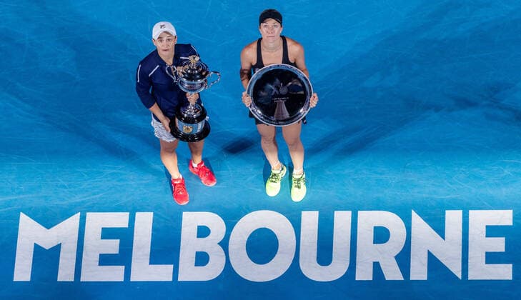 (220129) -- MELBOURNE, Jan. 29, 2022 -- Winner Ashleigh Barty (L) of Australia poses with runner-up Danielle Collins of the United States after their women s singles final match at Australian Open in Melbourne, Australia, on Jan. 29, 2022. (Photo by Xinhua) (SP)AUSTRALIA-MELBOURNE-TENNIS-AUSTRALIAN OPEN-WOMEN S SINGLES-FINAL HuxJingchen 