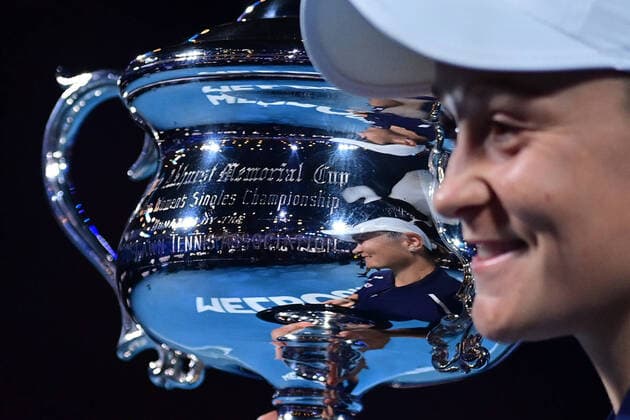 Sport Bilder des Tages TENNIS AUSTRALIAN OPEN, Ashleigh Barty of Australia holds the Daphne Akhurst Memorial Cup after winning the Women?s singles final against Danielle Collins of the USA on Day 13 of the Australian Open, at Melbourne Park, in Melbourne, Saturday, January 29, 2022. ( NO ARCHIVING, EDITORIAL USE ONLY, NO USE IN BOOKS WITHOUT CONSENT MELBOURNE VICTORIA AUSTRALIA  Copyright: xJOELxCARRETTx 20220130001618153445
