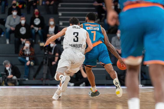 Max Dileo Hamburg Towers 3 vs Sindarius Thornwell Ratiopahrm Ulm 7 Hamburg Towers vs Ratiopharm Ulm, basketball, Bundesliga, Hauptrunde, Spieltag 19, Saison 2021 2022, 29 01 2022 Marcel von Fehrn Hamburg Towers vs Ratiopharm Ulm, basketball, Bundesliga, Hauptrunde, Spieltag 19, Saison 2021 2022, 29 01 2022 Hamburg Copyright: xEibnerxPressefoto MarcelxvonxFehrnx EP_MFN