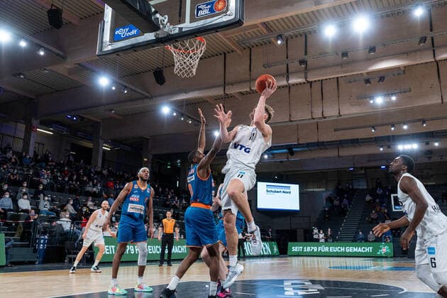 Hit by Maik Kotsar Hamburg Towers 11 Hamburg Towers vs Ratiopharm Ulm, Basketball, Bundesliga, Hauptrunde, Spieltag 19, Saison 2021 2022, 29 01 2022 Marcel von Fehrn Hamburg Towers vs Ratiopharm Ulm, Basketball, Bundesliga, Hauptrunde, Spieltag 19, Saison 2021 2022, 29 01 2022 Hamburg Copyright: xEibnerxPressefoto MarcelxvonxFehrnx EP_MFN