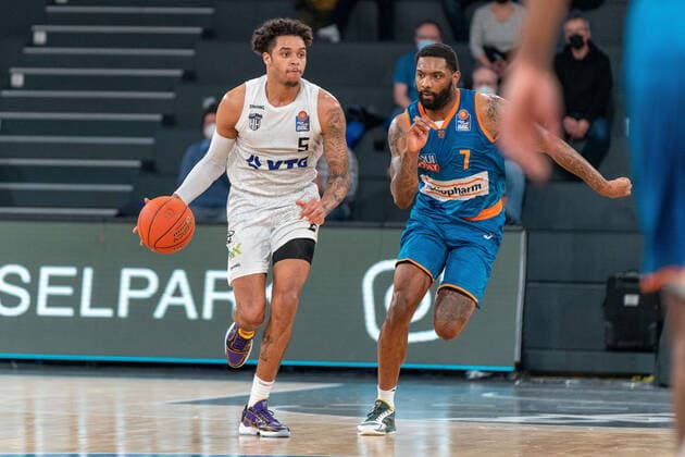 Caleb Homesley Hamburg Towers 5 vs Sindarius Thornwell Ratiopahrm Ulm 7 Hamburg Towers vs Ratiopharm Ulm, basketball, Bundesliga, Hauptrunde, Spieltag 19, Saison 2021 2022, 29 01 2022 Marcel von Fehrn Hamburg Towers vs Ratiopharm Ulm, basketball, Bundesliga, Hauptrunde, Spieltag 19, Saison 2021 2022, 29 01 2022 Hamburg Copyright: xEibnerxPressefoto MarcelxvonxFehrnx EP_MFN