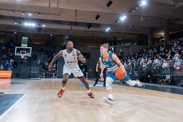 Thomas Klepeisz Ratiopahrm Ulm 22 vs Zach Brown Hamburg Towers 1 Hamburg Towers vs Ratiopharm Ulm, Basketball, Bundesliga, Hauptrunde, Spieltag 19, Saison 2021 2022, 29 01 2022 Marcel von Fehrn Hamburg Towers vs Ratiopharm Ulm, Basketball, Bundesliga, Hauptrunde, Spieltag 19, Saison 2021 2022, 29 01 2022 Hamburg Copyright: xEibnerxPressefoto MarcelxvonxFehrnx EP_MFN