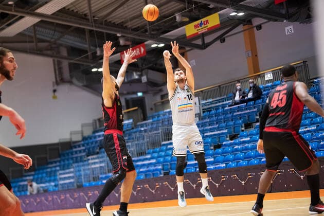 BARMER 2 Basketball Bundesliga Season 2021 2022 Matchday 22 on 29 01 22 Medipolis SC Jena vs Artland Dragons center Julius Wolf Jena at the 3 point throw against left Taren Valdis Sullivan Artland Sparkassen Arena