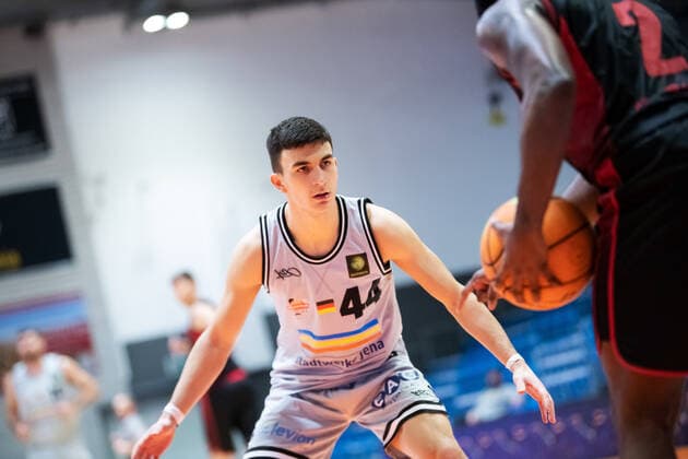 BARMER 2 Basketball Bundesliga season 2021 2022 Matchday 22 on 29 01 22 Medipolis SC Jena vs Artland Dragons v li Vuk Radojicic Jena defends Tramaine Andre Insabell JR Artland Sparkassen Arena