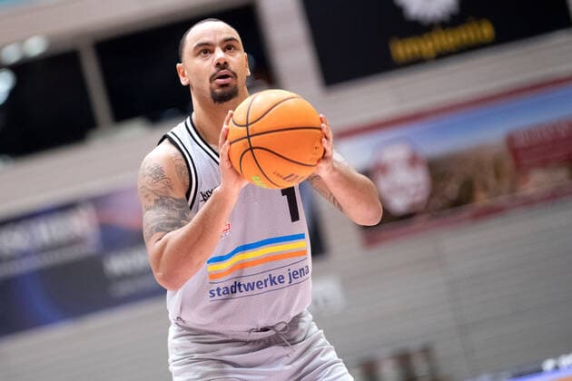 BARMER 2 Basketball Bundesliga Season 2021 2022 Matchday 22 on 29 01 22 Medipolis SC Jena vs Artland Dragons Davonte Lacy Jena at the free throw, portrait Sparkassen Arena
