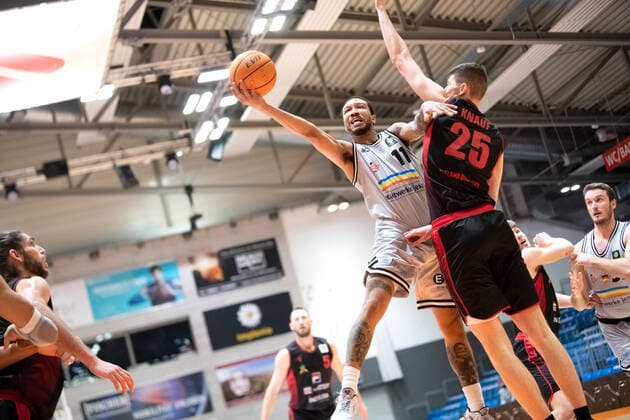 BARMER 2 Basketball Bundesliga season 2021 2022 Matchday 22 on 29 01 22 Medipolis SC Jena vs Artland Dragons center Rayshawn Simmons Jena at the basket against Jacob Knauf Artland Sparkassen Arena