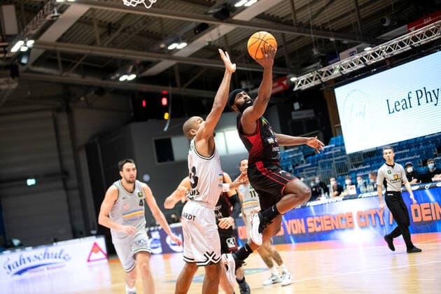 BARMER 2 Basketball Bundesliga season 2021 2022 Matchday 22 on 29 01 22 Medipolis SC Jena vs Artland Dragons v re Demetrius Ward Artland at the basket against Brandon Thomas Jena Sparkassen Arena