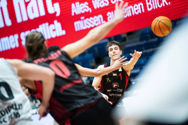 BARMER 2 Basketball Bundesliga Season 2021 2022 Matchday 22 on 29 01 22 Medipolis SC Jena vs Artland Dragons v re Zachary Ensminger Artland plays a pass to Adam Pechacek Artland Sparkassen Arena