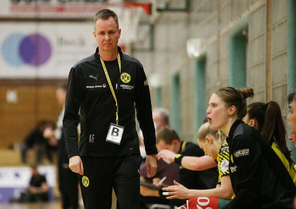 29.01.2022, Deutschland, Bietigheim, Handball DHB-Pokal SG BBM Bietigheim vs. Borussia Dortmund, BVB Trainer Andre Fuhr enttäuscht