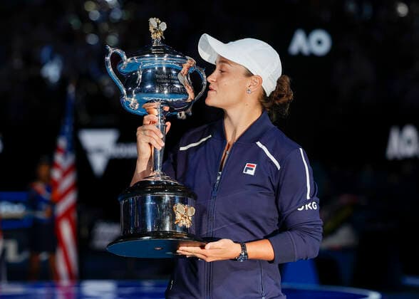Tennis, Australian Open, Damen, Finale, Siegerin Ashleigh Barty Siegerin Ash Barty haelt den Pokal, Trophäe, Siegerehrung, Praesentation Tennis - Australian Open 2022 - Grand Slam - Melbourne Park - Melbourne - Victoria - Australia - 29 January 2022. Copyright: xJuergenxHasenkopfx