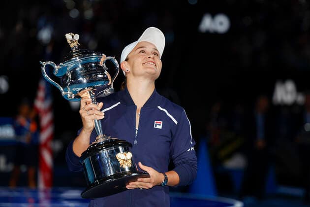 Tennis, Australian Open, Damen, Finale, Siegerin Ashleigh Barty Siegerin Ash Barty haelt den Pokal, Trophäe, Siegerehrung, Praesentation Tennis - Australian Open 2022 - Grand Slam - Melbourne Park - Melbourne - Victoria - Australia - 29 January 2022. Copyright: xJuergenxHasenkopfx