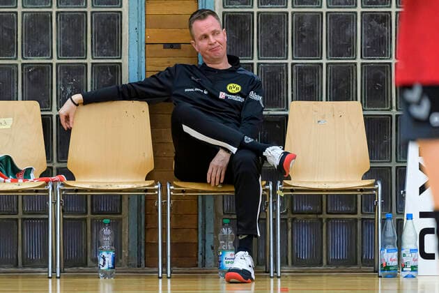 Bietigheim, Deutschland 29. Januar 2022: HBF - 21 22 - Pokal Viertelfinale - SG BBM Bietigheim vs. BVB Borussia Dortmund Trainer Andre Fuhr (Dortmund) unzufrieden enttäuscht enttaeuscht niedergeschlagen frustriert, Bietigheim-Bissingen Halle am Viadukt Baden-Württemberg Deutschland