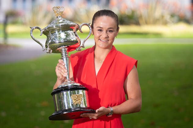 Mandatory Credit: Photo by James Gourley Shutterstock (12778011b) Ashleigh Barty poses with the Daphne Akhurst Memorial Cup Australian Open, Day Fourteen, Tennis, Melbourne Park, Melbourne, Australia - 30 Jan 2022 Australian Open, Day Fourteen, Tennis, Melbourne Park, Melbourne, Australia - 30 Jan 2022 Copyright: xJamesxGourley Shutterstockx 12778011b