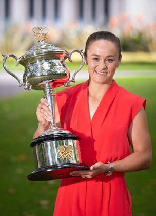 Mandatory Credit: Photo by James Gourley Shutterstock (12778011a) Ashleigh Barty poses with the Daphne Akhurst Memorial Cup Australian Open, Day Fourteen, Tennis, Melbourne Park, Melbourne, Australia - 30 Jan 2022 Australian Open, Day Fourteen, Tennis, Melbourne Park, Melbourne, Australia - 30 Jan 2022 Copyright: xJamesxGourley Shutterstockx 12778011a