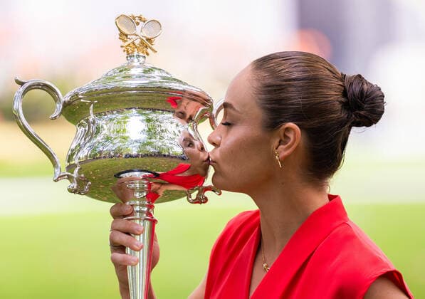 Sport Bilder des Tages Mandatory Credit: Photo by James Gourley Shutterstock (12778011j) Ashleigh Barty poses with the Daphne Akhurst Memorial Cup Australian Open, Day Fourteen, Tennis, Melbourne Park, Melbourne, Australia - 30 Jan 2022 Australian Open, Day Fourteen, Tennis, Melbourne Park, Melbourne, Australia - 30 Jan 2022 Copyright: xJamesxGourley Shutterstockx 12778011j
