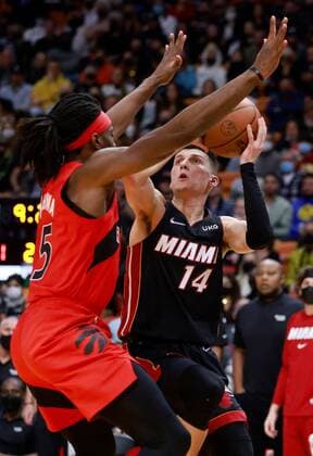 Toronto Raptors forward Precious Achiuwa (L) defends Miami Heat forward Tyler Herro (R) during the first half of the NBA, Basketball Herren, USA basketball game between the Miami Heat and the Toronto Raptors at FTX Arena in Miami, Florida, USA, 29 January 2022. Toronto Raptors at Miami Heat !ACHTUNG: NUR REDAKTIONELLE NUTZUNG!  Copyright: xRHONAxWISEx AME2259 20220130-286d8c6351f002e2848363d924eb854062b8ebf9