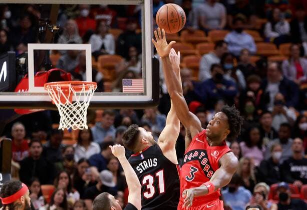 Toronto Raptors forward OG Anunoby (R) shoots over Miami Heat guard Max Strus (L) during the first half of the NBA, Basketball Herren, USA basketball game between the Miami Heat and the Toronto Raptors at FTX Arena in Miami, Florida, USA, 29 January 2022. Toronto Raptors at Miami Heat !ACHTUNG: NUR REDAKTIONELLE NUTZUNG!  Copyright: xRHONAxWISEx AME2258 20220130-92415d8b64259f58a803a310bc7eb8746d27052f