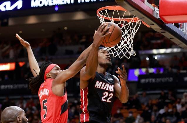 Toronto Raptors forward Precious Achiuwa (L) defends Miami Heat forward Jimmy Butler (R) during the first half of the NBA, Basketball Herren, USA basketball game between the Miami Heat and the Toronto Raptors at FTX Arena in Miami, Florida, USA, 29 January 2022. Toronto Raptors at Miami Heat !ACHTUNG: NUR REDAKTIONELLE NUTZUNG!  Copyright: xRHONAxWISEx AME2260 20220130-bd03aae0a96eedb352bac3d4c68e1bbd27657b12