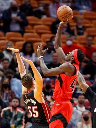 Toronto Raptors forward forward Pascal Siakam (R) shoots over Miami Heat forward Duncan Robinson (L) during the first half of the NBA, Basketball Herren, USA basketball game between the Miami Heat and the Toronto Raptors at FTX Arena in Miami, Florida, USA, 29 January 2022. Toronto Raptors at Miami Heat !ACHTUNG: NUR REDAKTIONELLE NUTZUNG!  Copyright: xRHONAxWISEx AME2262 20220130-764d4e08771ec7e0b994a83b195f30cda36febd8