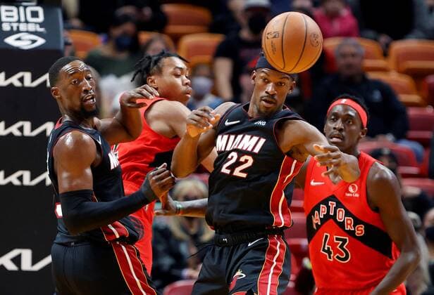 Miami Heat center Bam Adebayo (L) and forward Jimmy Butler (2nd R) fight for a loose ball with Toronto Raptors guard Scottie Barnes (2nd L) and forward Pascal Siakam (R) during the first half of the NBA, Basketball Herren, USA basketball game between the Miami Heat and the Toronto Raptors at FTX Arena in Miami, Florida, USA, 29 January 2022. Toronto Raptors at Miami Heat !ACHTUNG: NUR REDAKTIONELLE NUTZUNG!  Copyright: xRHONAxWISEx AME2277 20220130-e3c70ffe2b31cc4a96d499eea25f9217486758c2