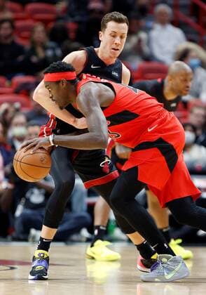 Miami Heat forward Duncan Robinson (L) defends Toronto Raptors forward Pascal Siakam (R) during the first half of the NBA, Basketball Herren, USA basketball game between the Miami Heat and the Toronto Raptors at FTX Arena in Miami, Florida, USA, 29 January 2022. Toronto Raptors at Miami Heat !ACHTUNG: NUR REDAKTIONELLE NUTZUNG!  Copyright: xRHONAxWISEx AME2278 20220130-741183018d6ee29a5c977cb372e2e7090afa80a5