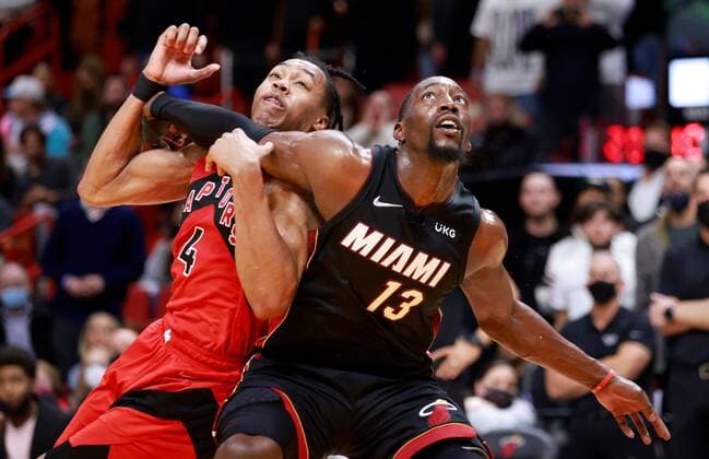 Toronto Raptors forward Scottie Barnes (L) and Miami Heat center Bam Adebayo get tied up waiting for a rebound during overtime of the NBA, Basketball Herren, USA basketball game between the Miami Heat and the Toronto Raptors at FTX Arena in Miami, Florida, USA, 29 January 2022. Toronto Raptors at Miami Heat !ACHTUNG: NUR REDAKTIONELLE NUTZUNG!  Copyright: xRHONAxWISEx AME2283 20220130-0de268b06bdef266ff865c70f6011eaf5407e594
