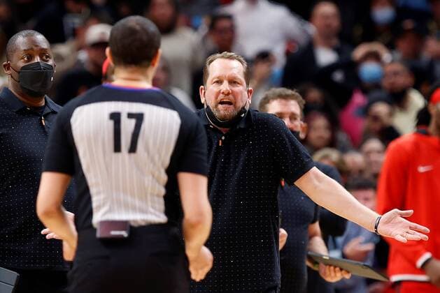 Toronto Raptors head coach Nick Nurse (R) discusses with official Jonathan Sterling (L) during the second half of the NBA, Basketball Herren, USA basketball game between the Miami Heat and the Toronto Raptors at FTX Arena in Miami, Florida, USA, 29 January 2022. Toronto Raptors at Miami Heat !ACHTUNG: NUR REDAKTIONELLE NUTZUNG!  Copyright: xRHONAxWISEx AME2288 20220130-32e1eb03cdb3f71e52e41831eaf7269c732ae370