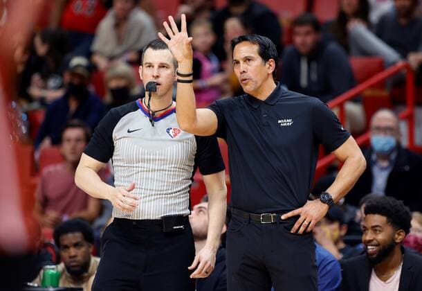 Miami Heat head coach Erik Spoelstra (R) argues with official Kevin Scott (L) during the second half of the NBA, Basketball Herren, USA basketball game between the Miami Heat and the Toronto Raptors at FTX Arena in Miami, Florida, USA, 29 January 2022. Toronto Raptors at Miami Heat !ACHTUNG: NUR REDAKTIONELLE NUTZUNG!  Copyright: xRHONAxWISEx AME2290 20220130-22641ebdd16302f8345c1479118ce437b2ad261c