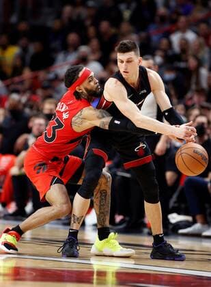 Miami Heat guard Tyler Herro (R) has the ball knocked away by Toronto Raptors guard Gary Trent Jr. during the second half of the NBA, Basketball Herren, USA basketball game between the Miami Heat and the Toronto Raptors at FTX Arena in Miami, Florida, USA, 29 January 2022. Toronto Raptors at Miami Heat !ACHTUNG: NUR REDAKTIONELLE NUTZUNG!  Copyright: xRHONAxWISEx AME2289 20220130-d5d769cd16dc5ed7a97a082694f38beb99921440