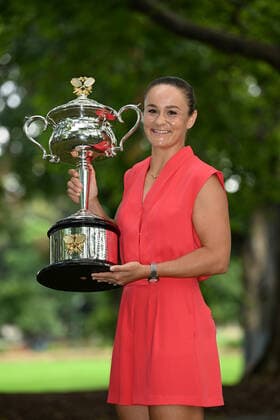 ASHLEIGH BARTY AUSTRALIAN OPEN 2022, Ashleigh Barty of Australia poses for photos with the Daphne Akhurst Memorial Cup during a media opportunity a day after winning the Women?s singles final of the Australian Open tennis tournament in Melbourne, Sunday, January 30, 2022. ( NO ARCHIVING, EDITORIAL USE ONLY, NO USE IN BOOKS WITHOUT CONSENT MELBOURNE VIC AUSTRALIA  Copyright: xDAVExHUNTx 20220130001618366294