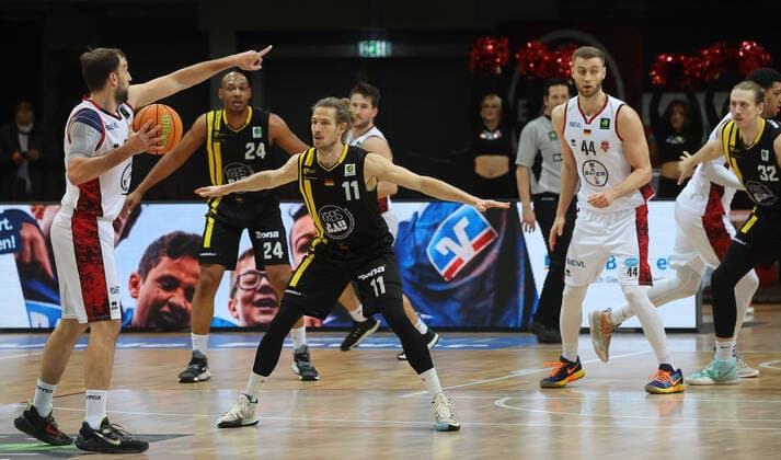 Tim Koch Kirchheim 11 , Bayer Giants Leverkusen vs VfL Kirchheim Knights, Basketball, 2 Bundesliga, 22 Spieltag, 29 01 2022, Bayer Giants Leverkusen vs VfL Kirchheim Knights, Basketball, 2 Bundesliga, 22 Spieltag, 29 01 2022, Photo EIBNER Joerg Niebergall Leverkusen Copyright: xJoergxNiebergall Eibner-Pressefox EP_JNL