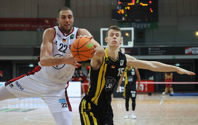 Dennis Heinzmann Leverkusen 22 , Andreas Christian Nicklaus Kirchheim 15 , Bayer Giants Leverkusen vs VfL Kirchheim Knights, Basketball, 2 Bundesliga, 22 Spieltag, 29 01 2022, Bayer Giants Leverkusen vs VfL Kirchheim Knights, Basketball, 2 Bundesliga, 22 Spieltag, 29 01 2022, Photo EIBNER Joerg Niebergall Leverkusen Copyright: xJoergxNiebergall Eibner-Pressefox EP_JNL