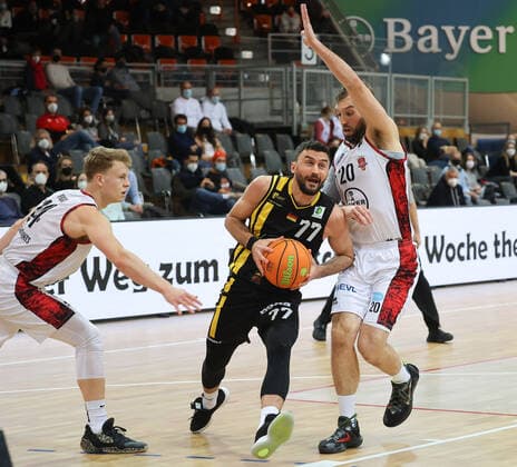 John Stuart Mann Leverkusen 20 and Besnik Bekteshi Kirchheim 77 , Bayer Giants Leverkusen vs VfL Kirchheim Knights, Basketball, 2 Bundesliga, 22 Spieltag, 29 01 2022, Bayer Giants Leverkusen vs VfL Kirchheim Knights, Basketball, 2 Bundesliga, 22 Spieltag, 29 01 2022, Photo EIBNER Joerg Niebergall Leverkusen Copyright: xJoergxNiebergall Eibner-Pressefox EP_JNL