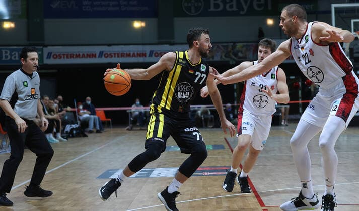 Dennis Heinzmann Leverkusen 22 and Besnik Bekteshi Kirchheim 77 , Bayer Giants Leverkusen vs VfL Kirchheim Knights, Basketball, 2 Bundesliga, 22 Spieltag, 29 01 2022, Bayer Giants Leverkusen vs VfL Kirchheim Knights, Basketball, 2 Bundesliga, 22 Spieltag, 29 01 2022, Photo EIBNER Joerg Niebergall Leverkusen Copyright: xJoergxNiebergall Eibner-Pressefox EP_JNL