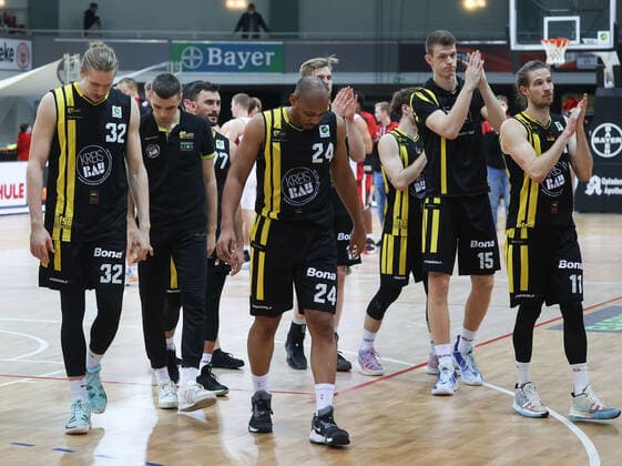 Jonathan William Kirchheim 24 and his teammates are frustrated, Bayer Giants Leverkusen vs VfL Kirchheim Knights, Basketball, 2 Bundesliga, 22 Spieltag, 29 01 2022, Bayer Giants Leverkusen vs VfL Kirchheim Knights, Basketball, 2 Bundesliga, 22 Spieltag, 29 01 2022, Photo EIBNER Joerg Niebergall Leverkusen Copyright: xJoergxNiebergall Eibner-Pressefox EP_JNL
