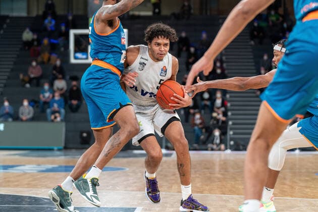 Caleb Homesley Hamburg Towers 5 goes through the defense of Ratiopharm Ulm Hamburg Towers vs Ratiopharm Ulm, basketball, Bundesliga, Hauptrunde, Spieltag 19, Saison 2021 2022, 29 01 2022 Marcel von Fehrn Hamburg Towers vs Ratiopharm Ulm, basketball, Bundesliga, Hauptrunde, Spieltag 19, Saison 2021 2022, 29 01 2022 Hamburg Copyright: xEibnerxPressefoto MarcelxvonxFehrnx EP_MFN