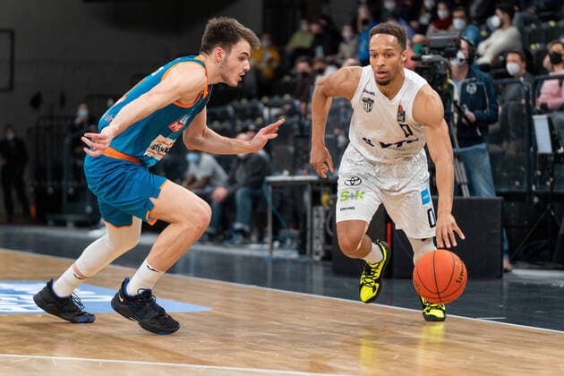 Jaylon Brown Hamburg Towers 0 vs Fedor Zugic Ratiopahrm Ulm 44 Hamburg Towers vs Ratiopharm Ulm, Basketball, Bundesliga, Hauptrunde, Spieltag 19, Saison 2021 2022, 29 01 2022 Marcel von Fehrn Hamburg Towers vs Ratiopharm Ulm, Basketball, Bundesliga, Hauptrunde, Spieltag 19, Saison 2021 2022, 29 01 2022 Hamburg Copyright: xEibnerxPressefoto MarcelxvonxFehrnx EP_MFN