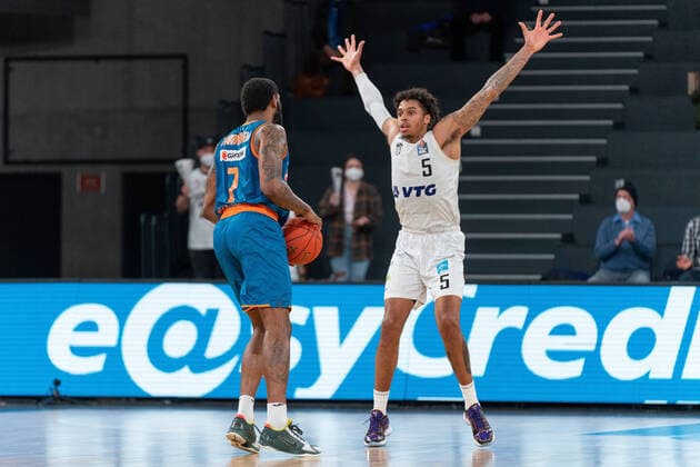Caleb Homesley Hamburg Towers 5 spreads his arms in front of Sindarius Thornwell Ratiopahrm Ulm 7 Hamburg Towers vs Ratiopharm Ulm, Basketball, Bundesliga, Hauptrunde, Spieltag 19, Saison 2021 2022, 29 01 2022 Marcel von Fehrn Hamburg Towers vs Ratiopharm Ulm, Basketball, Bundesliga, Hauptrunde, Spieltag 19, Saison 2021 2022, 29 01 2022 Hamburg Copyright: xEibnerxPressefoto MarcelxvonxFehrnx EP_MFN