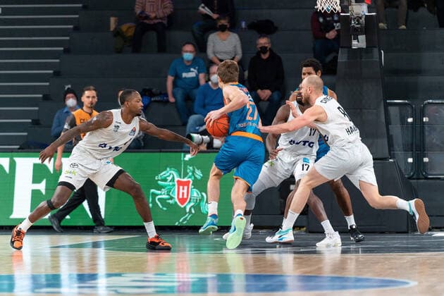 Moritz Krimmer Ratiopahrm Ulm 27 goes through the defense of Hamburg Towers Hamburg Towers vs Ratiopharm Ulm, basketball, Bundesliga, Hauptrunde, Spieltag 19, Saison 2021 2022, 29 01 2022 Marcel von Fehrn Hamburg Towers vs Ratiopharm Ulm, basketball, Bundesliga, Hauptrunde, Spieltag 19, Saison 2021 2022, 29 01 2022 Hamburg Copyright: xEibnerxPressefoto MarcelxvonxFehrnx EP_MFN