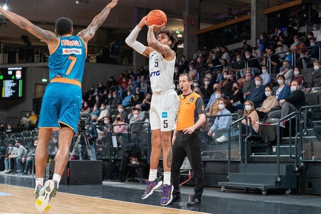 Caleb Homesley Hamburg Towers 5 jumps off to throw Hamburg Towers vs Ratiopharm Ulm, basketball, Bundesliga, Hauptrunde, Spieltag 19, Saison 2021 2022, 29 01 2022 Marcel von Fehrn Hamburg Towers vs Ratiopharm Ulm, basketball, Bundesliga, Hauptrunde, Spieltag 19, Saison 2021 2022, 29 01 2022 Hamburg Copyright: xEibnerxPressefoto MarcelxvonxFehrnx EP_MFN